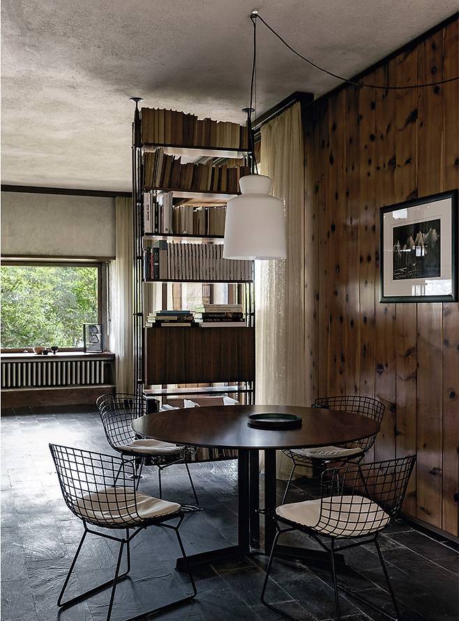 가족의 조식 공간. 프란코 알비니가 디자인한 책장 ‘인피니토’로 거실과 분리된다.