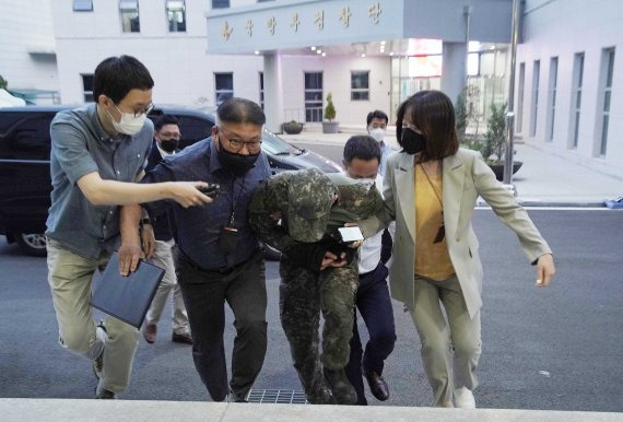 '성추행 피해 공군 부사관 사망사건' 피의자인 공군 장모 중사가 2일 서울 용산구 국방부 보통군사법원에서 열린 영장실질심사에 출석하고 있다. (국방부 제공) 2021.6.2/뉴스1 © News1 이성철 기자 /사진=뉴스1