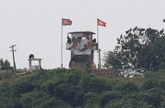 북한군 초소에서 북한군 병사들이 경계근무를 서고 있다. 2020.6.9/뉴스1 © News1 구윤성 기자 /사진=뉴스1