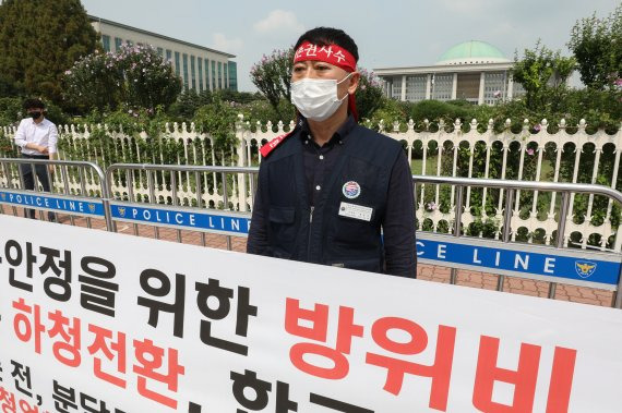 (서울=뉴스1) 성동훈 기자 = 주한미군한국인노동자 최응식 위원장이 12일 오전 국회 앞에서 '방위비 분담금 특별협정 비준반대·제도개선 및 SOFA 노무조항 개정 촉구' 기자회견을 하고 있다. 이번 기자회견에서 전국주한미군한국인노조는 방위비 분담금 13.9% 인상에 따른 한국인 노동자의 고용안정과 처우개선을 주한미군에 촉구했다. 2021.8.12/뉴스1 /사진=뉴스1화상