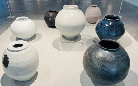 기획전에서 선보인 다양한 달항아리 작품들. [사진 이은주]