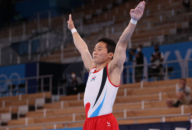 2일 일본 아리아케 체조경기장에서 열린 2020 도쿄올림픽 기계체조 남자 도마 결선에서 신재환 선수가 연기를 펼치고 착지를 하고 있다. 도쿄=올림픽사진공동취재단