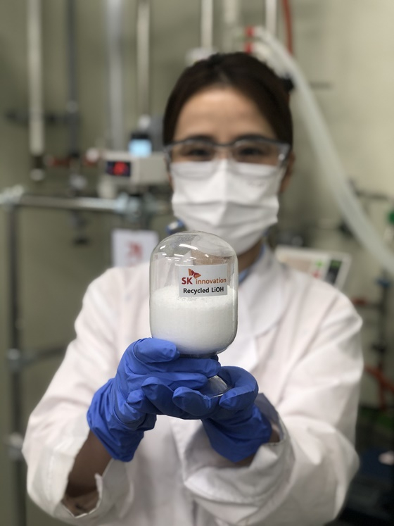 SK이노베이션 연구원이 폐배터리에서 추출한 수산화리튬을 살펴보고 있다./사진=SK이노베이션