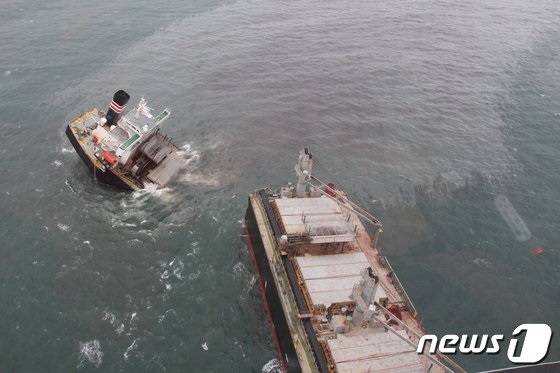 좌초해 뒷부분이 깨진 화물선 크림슨 폴라리스호와 유출된 기름/사진=뉴스1