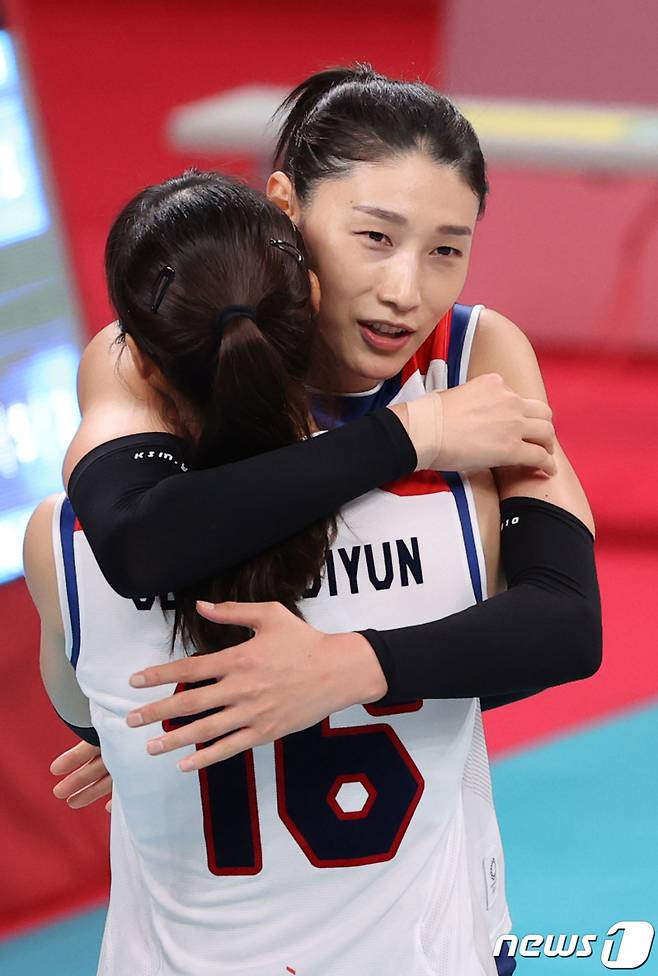 (도쿄=뉴스1) 송원영 기자 = 배구 김연경이 8일 일본 도쿄 아리아케 아레나에서 열린 '2020 도쿄올림픽' 여자 배구 동메달전 대한민국과 세르비아의 경기를 마치고 선수들을 위로하고 있다. 이날 대한민국 여자배구는 세르비아에 세트스코어 3대0으로 패했다. 2021.8.8/뉴스1