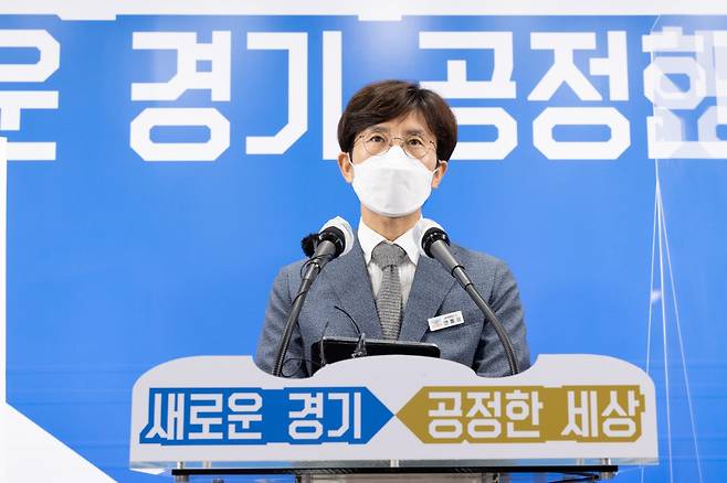 안동광 경기도 농정해양국장은 12일 경기도청에서 기자회견을 열고 “가정 양육 아동에게 1인당 4만5,800원의 국내산(경기도산) 제철과일을 지원하기 위해 오는 17일부터 신청을 받는다”며 “도민의 의견을 적극 반영해 지역화폐 지급 또는 과일꾸러미 배송 중 원하는 방식으로 지원받을 수 있도록 했다”고 밝혔다. / 사진제공=경기도