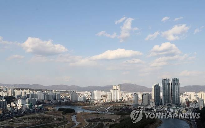 울산 도심 위로 펼쳐진 파란 하늘과 구름 [연합뉴스 자료사진]