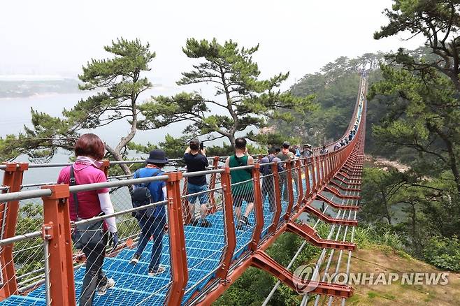 울산 대왕암공원 출렁다리 걷는 시민들 [울산 동구 제공. 재판매 및 DB 금지]