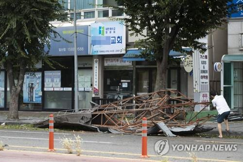 강풍에 쓰러진 첨탑   지난 2019년 9월 경기도 고양시 백석동에서 교회 첨탑이 강풍에 쓰러져 있는 모습 [연합뉴스 자료사진]