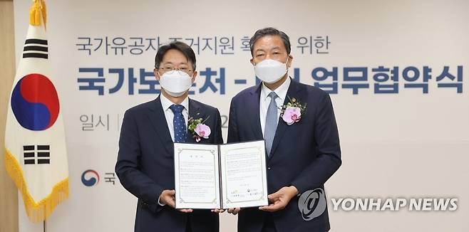 국가보훈처-LH, 국가유공자 맞춤형 주거지원 MOU (서울=연합뉴스) 황기철 국가보훈처장(오른쪽)과 김현준 한국토지주택공사 사장이 12일 오전 LH서울본부에서 '국가유공자 맞춤형 주거지원 업무협약'을 체결한 뒤 기념촬영을 하고 있다. 2021.8.12 
[국가보훈처 제공. 재판매 및 DB 금지] photo@yna.co.kr