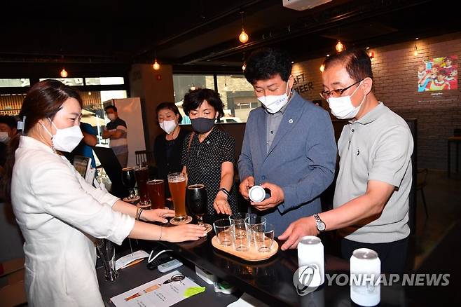 울산 중구, 원도심에 수제맥주 판매장 시범 운영 (울산=연합뉴스) 박태완(오른쪽 두번째) 울산 중구청장이 12일 중구 젊음의거리 수제 맥주 판매장(낭만브로이)을 방문해 상품을 살펴보고 있다. 중구는 이날부터 자체 개발한 수제 맥주를 시범 판매한다. 2021.8.12 [울산 중구 제공. 재판매 및 DB 금지] canto@yna.co.kr