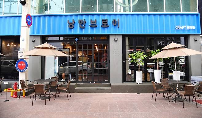 울산 중구 젊음의거리에 '수제 맥주 판매장' 생겼다 (울산=연합뉴스) 울산시 중구가 12일 원도심 수제 맥주 판매장(낭만브로이) 시범 운영에 들어갔다고 밝혔다. 사진은 젊음의거리 내에 위치한 울산 원도심 수제 맥주 판매장. 2021.8.12 [울산 중구 제공. 재판매 및 DB 금지] photo@yna.co.kr