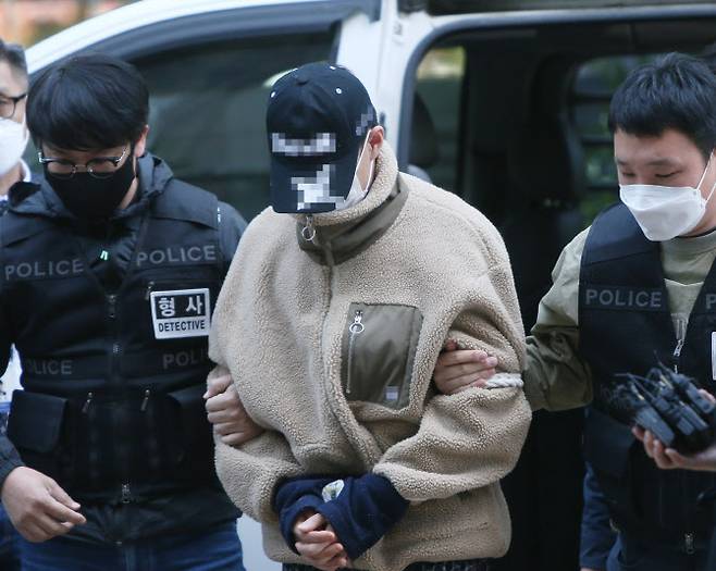 누나를 살해하고 시신을 유기한 혐의가 있는 A씨가 5월2일 구속 전 피의자 심문을 받기 위해 인천지법으로 들어서고 있다. (사진 = 연합뉴스 제공)