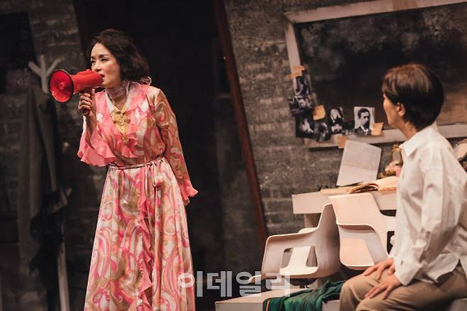 연극 ‘분장실’에서 배우 배종옥(왼쪽)과서이숙이 연기하고 있다(사진=T2N미디어)
