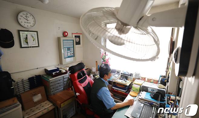 서울 시내 아파트 단지 경비실에서 한 경비원이 에어컨 없이 선풍기로 더위를 견디고 있다. 2021.7.23/뉴스1 © News1 임세영 기자