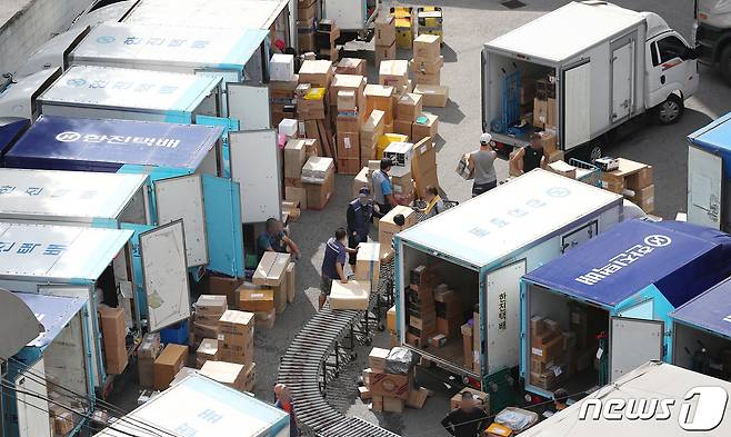 17일 오전 서울 시내의 한 택배 물류센터에서 관계자들이 택배 물품을 정리하고 있다.  2020.8.17/뉴스1 © News1 김진환 기자
