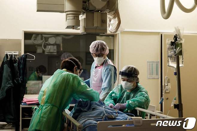 일본 요코하마시 세이부 병원에서 의료진이 코로나19 의심 환자의 엑스레이를 촬영하고 있다. © AFP=뉴스1