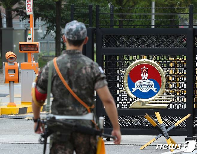 공군에 이어 해군에서 여성 부사관이 성추행 피해 신고 뒤 극단적 선택을 한 사건이 발생했다.  사진은 13일 경기 평택시 해군 제2함대사령부의 모습. 2021.8.13/뉴스1 © News1 신웅수 기자