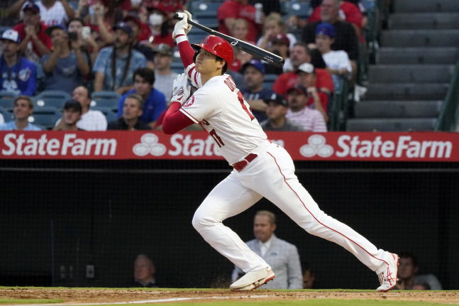 Los Angeles Angels‘ Shohei Ohtani follows through on a two-run home run during the third inning of the team’s baseball game against the Toronto Blue Jays on  Wednesday, Aug. 11, 2021, in Anaheim, Calif. (AP Photo/Marcio Jose Sanchez)<저작권자(c) 연합뉴스, 무단 전재-재배포 금지>