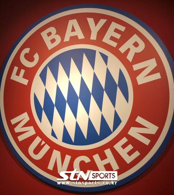 9연속으로 마이스터샬레를 지켜낸 바이에른 뮌헨. 현지 홈구장의 엠블럼. 사진｜이형주 기자(독일 뮌헨/알리안츠 아레나)