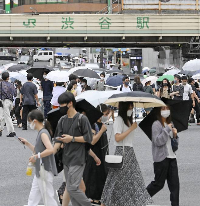 12일 오후 일본 도쿄도(東京都) 시부야(澁谷)구 시부야역 앞 교차로가 행인들로 붐비고 있다.