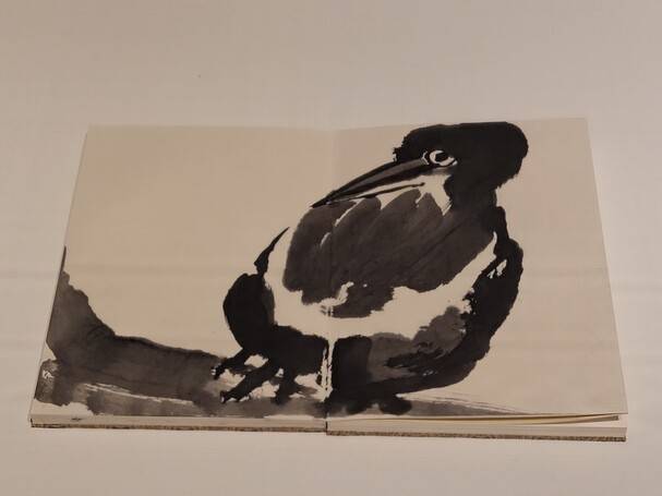 지하 1층에 차려진 박대성 작가의 정물 소품 <고미> 연작들의 일부분. 새를 기묘한 분위기로 묘사한 소품 그림이다. 17세기 청나라 초기 승려화가 팔대산인의 필치를 언뜻 떠올리게 한다.