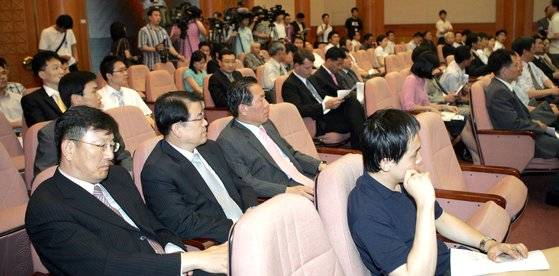 신문법과 언론중재법에 대한 일부 위헌 결정이 내려진 서울 재동 헌법재판소에서 2006년 6월 29일 방청인들이 결정문 발표를 기다리고 있다. 이날 헌재는 5개 조항에 대해 위헌 및 헌법불합치 결정을 내렸다. 중앙포토