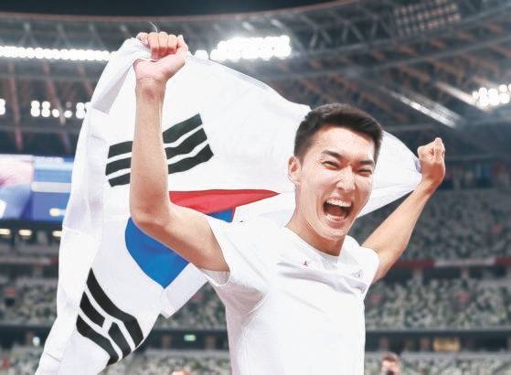 육상 국가대표 우상혁이 1일 오후 도쿄 올림픽스타디움에서 열린 2020 도쿄올림픽 남자 높이뛰기 결승전 경기에서 4위 2.35 한국신기록을 달성한 뒤 태극기를 들어보이고 있다. 뉴시스