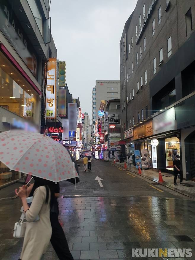12일 서울 종로에서 비가 내리는 가운데 사람들이 발걸음을 재촉하고 있다.&nbsp;