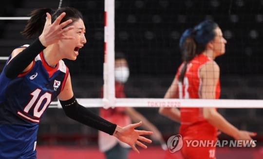 2020도쿄올림픽 여자배구 8강전에서 김연경이 극적인 풀세트 승리를 거두며 환호하고 있다. [도쿄=연합뉴스]