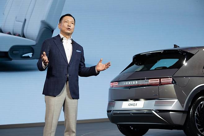 현대차와 기아의 중국 판매 부진이 이어지고 있다. 사진은 리홍펑 현대차·기아 브랜드 및 판매부문 총괄이 지난 4월 중국 상하이 컨벤션 센터 에서 열린 ‘2021 상하이 국제 모터쇼’에 참석해 전용 전기차 브랜드 아이오닉의 첫 모델인 ‘아이오닉 5’를 소개하던 모습. /사진=현대차