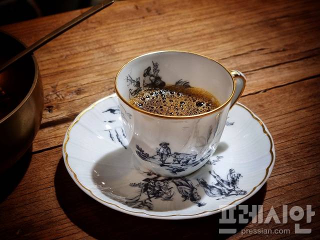 ▲ 커피에서 쓴맛을 내는 물질은 약 30여종이라고 알려져 있고, 퀸산, 트리고넬린, 클로로젠산, 카페인, 갈색색소 등이 대표적이라고 할 수 있다. ⓒ 프레시안(=문상윤)