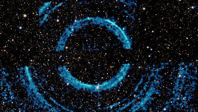 [우주를 보다] 항성간 워프장치?…블랙홀 주위 먼지 고리 포착