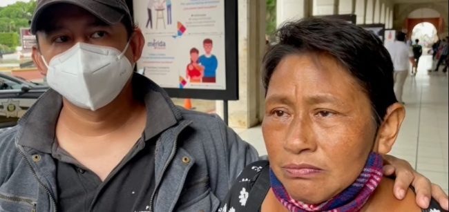 경찰관 4명에게 강간과 폭행을 당한 뒤 후유증으로 사망한 멕시코의 23세 청년의 형(왼쪽)과 어머니(오른쪽)