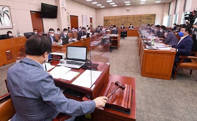 도종환 국회 문화체육관광위원장이 10일 국회에서 열린 문화체육관광위원회 전체회의에서 의사봉을 두드리고 있다. 연합뉴스