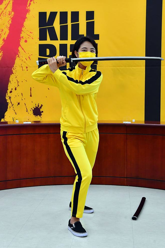 지난달 21일 국회에서 열린 채용 비리 신고 센터 '킬비리' 설립 기자회견에서 류호정 의원이 영화 ‘킬빌’의 우마 서먼처럼 노랑 트레이닝복을 입고 등장한 모습. /국회사진기자단