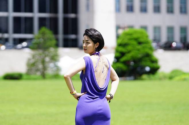 류호정 의원이 국회 앞뜰에서 등 파인 드레스를 입고 타투업 법 제정 촉구를 위해 한 퍼포먼스. 등에 타투 스티커를 붙였다. /뉴시스