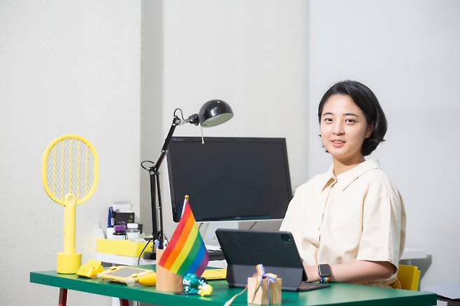 의원실에 둔 알록달록한 원색 책상에 앉은 류호정 의원. 정의당 상징색 노란색 소품이 가득하다. /김종연 영상미디어 기자