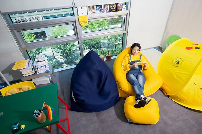 스타트업 사무실이 아니다. 여의도 국회 의원회관 5층에 있는 정의당 류호정 의원실은 ‘의원님 방’의 고정관념을 깬다. 시커먼 가죽 소파 대신 알록달록한 가구로 채워졌다. 국회 본회의장에 입고 나가 화제 모았던 멜빵 청바지 차림으로 ‘빈백’에 앉아 류 의원이 말했다. “이 모습 보면 또 화내실 분이 많지 않을까요? 제가 뭘 하면 하도 화내시는 분이 많아요. 하하하!” /김종연 영상미디어 기자
