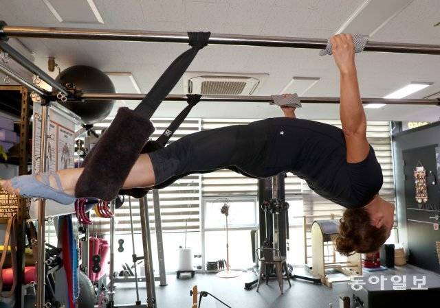 윤하나 교수가 목과 허리, 등 등을 강화시키는 척추라인스트레칭을 하고 있다. 윤 교수는 직업상 요추 경추 디스크까지 왔지만 지금은 큰 불편없이 생활하고 있다. 이훈구 기자 ufo@donga.com