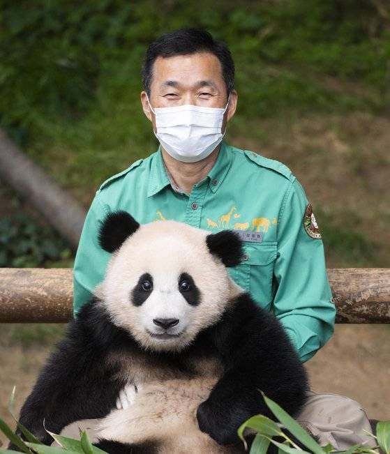 에버랜드 동물원 강철원 사육사와 아기 판다 푸바오. 에버랜드
