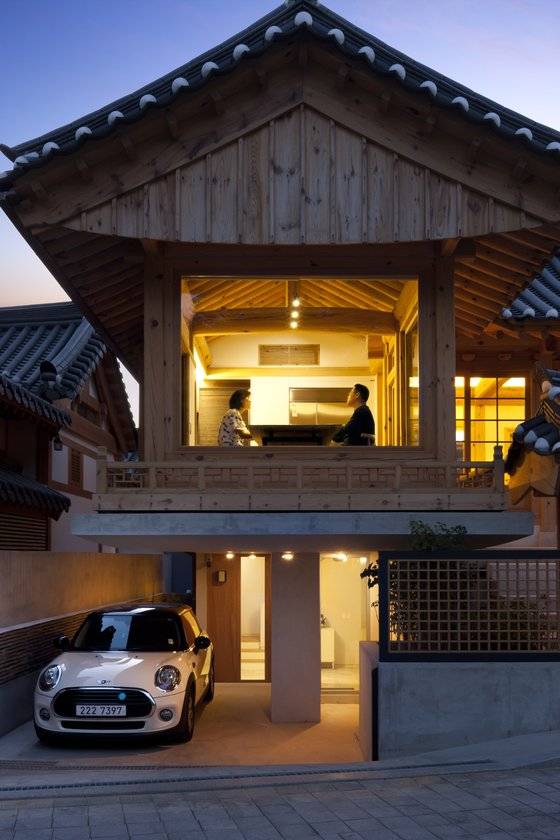 캔틸레버 콘크리트가 한옥을 받치고 있는 은평한옥마을의 '낙락헌'. [사진 박영채]