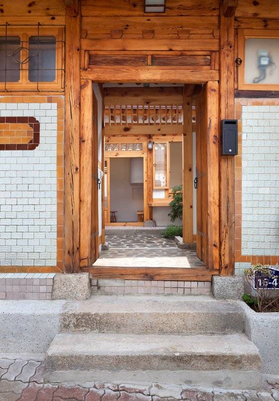 서울시가 규제하고 있는 타일 외관을 유지한 서촌의 한옥. [사진 박영채]