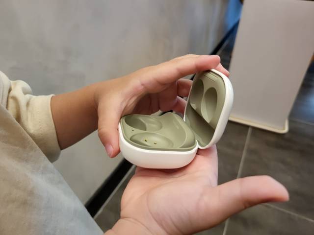 네 살 아이도 쉽게 열고 닫을 수 있는 컴팩트한 사이즈의 갤럭시 버즈2 케이스 /정혜진기자