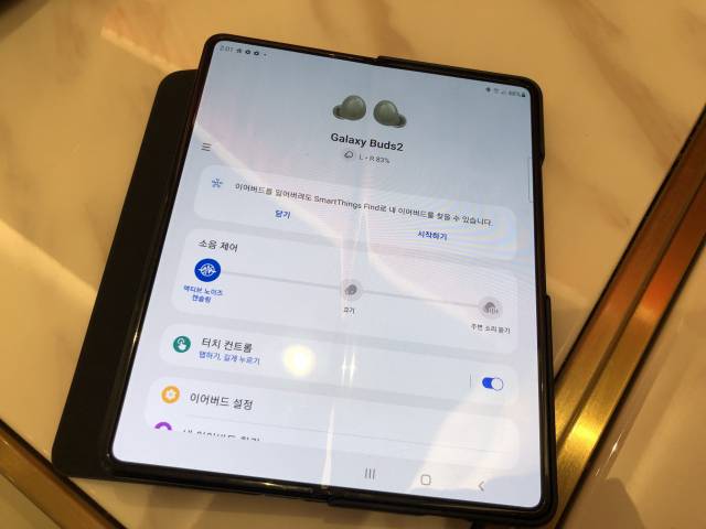 갤럭시 버즈2의 3단계의 소음 제어를 직접 터치를 통해 선택할 수 있는 갤럭시 웨어러블 앱 화면 /정혜진기자