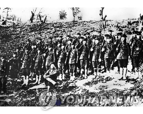 청산리 전투에서 승리를 거둔 독립군 부대원들 기념촬영 [독립기념관 제공]