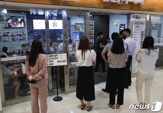 서울의 한 대형쇼핑몰이 시민들로 붐비고 있다.© News1 신웅수 기자