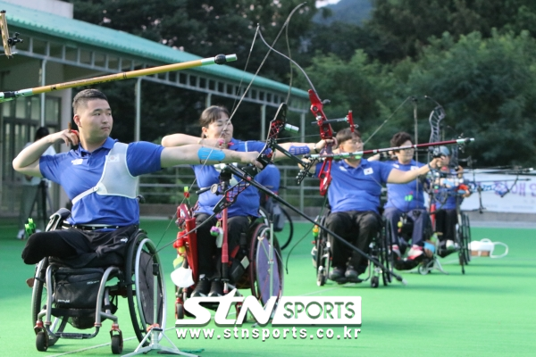 대한민국 장애인양궁 국가대표 선수들이 도쿄패럴림픽을 앞두고 경기도 이천선수촌에서 막바지 훈련에 집중하고 있다. 사진｜STN스포츠 DB