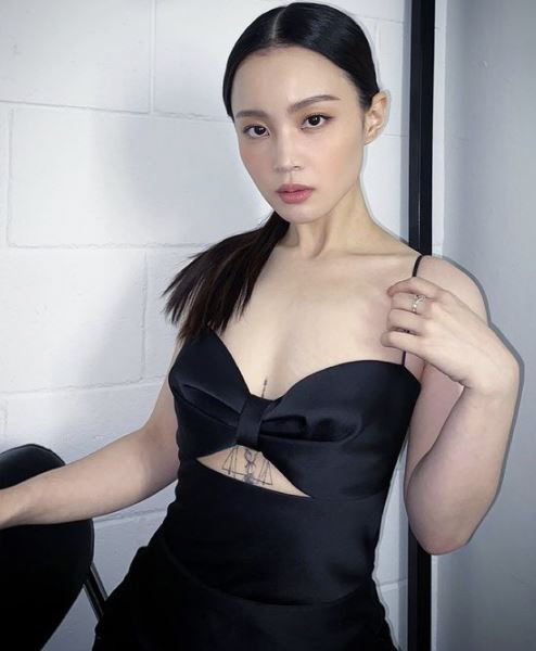 Singer Lee Hi showed off his unconventional fashion.On the 15th, Lee Hi posted his picture on his instagram with an article entitled GUESS WHaaaaT.Lee Hi in the photo is wearing a black one piece and making a fascination look.Especially the ribbon-shaped top, Tattoo, which looks through it, catches the eye: Lee Hi, who reveals his personality in a unique style.Meanwhile, Lee Hi announced the collaboration soundtrack That Word of Webtoon Right Love Guide in March.