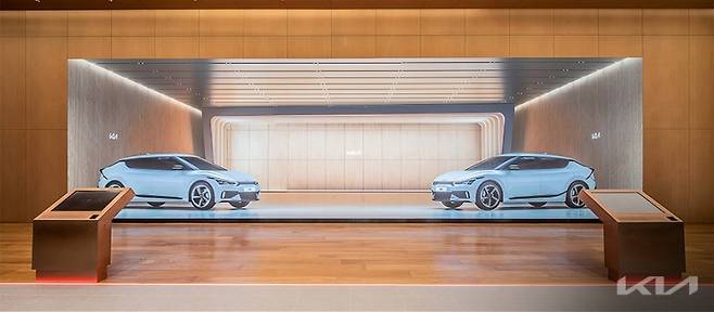 기아 중형 SUV 전기차 'EV6'가 서울 가양동에 있는 기아 강서 대표매장에 전시 돼있다. 사진=기아